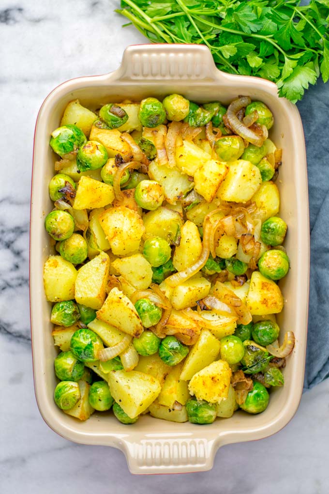 These Garlic Brussels Sprouts Potatoes are naturally vegan, gluten free and super easy to make. So delicious for the holidays, Christmas, as dinner, lunch, appetizer, side dish or meal preparation, and so much more. On its own or served with many other yummy things, enjoy. #vegan #glutenfree #dairyfree #vegetarian #contentednesscooking #brusselssprouts #potatoes #dinner #lunch #appetizer #sidedishes #christmas #holidays #thanksgiving #mealprep #worklunchideas