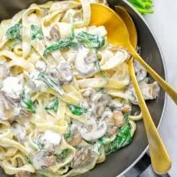 Super creamy and easy to make: Spinach Mushroom Fettuccine Alfredo entirely vegan, gluten free and the ultimate comfort food for dinner, lunch, meal preparation that the whole family will love. If you’re looking for a delicious fettuccine Alfredo recipe try it now, it’s a keeper. #vegan #glutenfree #dairyfree #vegetarian #contentednesscooking #dinner #lunch #mealprep #worklunchideas #fettuccinealfredo #spinachrecipes #mushroomrecipes #familydinnerideas #fettuccinerecipes #easy20minutemeals