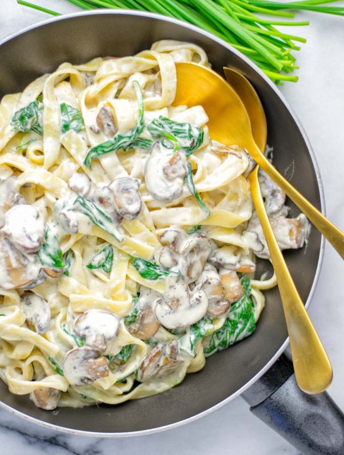 Super creamy and easy to make: Spinach Mushroom Fettuccine Alfredo entirely vegan, gluten free and the ultimate comfort food for dinner, lunch, meal preparation that the whole family will love. If you’re looking for a delicious fettuccine Alfredo recipe try it now, it’s a keeper. #vegan #glutenfree #dairyfree #vegetarian #contentednesscooking #dinner #lunch #mealprep #worklunchideas #fettuccinealfredo #spinachrecipes #mushroomrecipes #familydinnerideas #fettuccinerecipes #easy20minutemeals