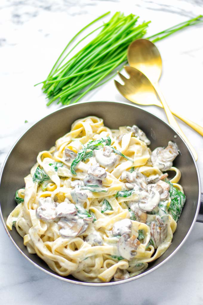 Super creamy and easy to make: Spinach Mushroom Fettuccine Alfredo entirely vegan, gluten free and the ultimate comfort food for dinner, lunch, meal preparation that the whole family will love. If you’re looking for a delicious fettuccine Alfredo recipe try it now, it’s a keeper. #vegan #glutenfree #dairyfree #vegetarian #contentednesscooking #dinner #lunch #mealprep #worklunchideas #fettuccinealfredo #spinachrecipes #mushroomrecipes #familydinnerideas #fettuccinerecipes #easy20minutemeals