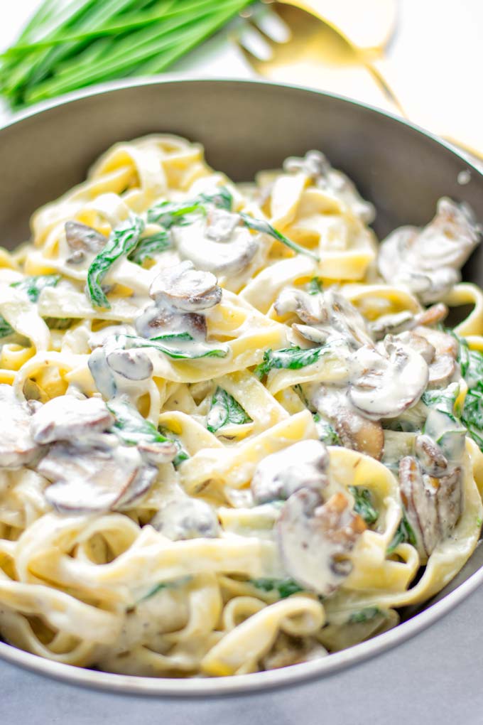 Super creamy and easy to make: Spinach Mushroom Fettuccine Alfredo entirely vegan, gluten free and the ultimate comfort food for dinner, lunch, meal preparation that the whole family will love. If you’re looking for a delicious fettuccine Alfredo recipe try it now, it’s a keeper. #vegan #glutenfree #dairyfree #vegetarian #contentednesscooking #dinner #lunch #mealprep #worklunchideas #fettuccinealfredo #spinachrecipes #mushroomrecipes #familydinnerideas #fettuccinerecipes #easy20minutemeals