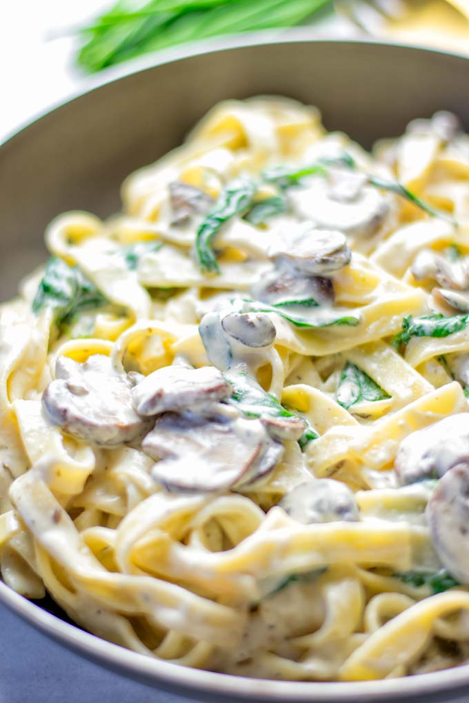 Super creamy and easy to make: Spinach Mushroom Fettuccine Alfredo entirely vegan, gluten free and the ultimate comfort food for dinner, lunch, meal preparation that the whole family will love. If you’re looking for a delicious fettuccine Alfredo recipe try it now, it’s a keeper. #vegan #glutenfree #dairyfree #vegetarian #contentednesscooking #dinner #lunch #mealprep #worklunchideas #fettuccinealfredo #spinachrecipes #mushroomrecipes #familydinnerideas #fettuccinerecipes #easy20minutemeals