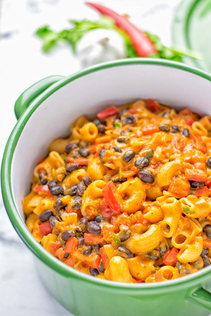 This One Pot Chili Mac & Cheese is super easy to make. It’s insanely creamy, vegan, gluten free and ready in 20 minutes on the table. If you’re looking for easy one pot meals that the whole family will love try it now and learn how easy meal preparation, dinner, lunch, work lunches and more can be. #vegan #glutenfree #vegetarian #dairyfree #onepotmeals #contentednesscooking #lunch #dinner #worklunchideas #mealprep #chilimacandcheese