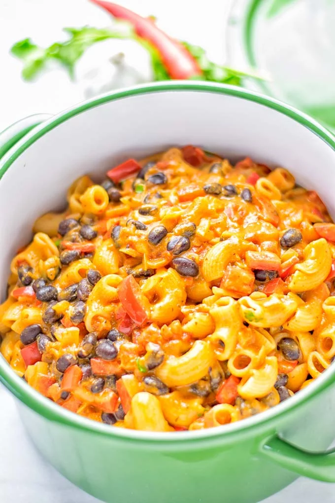 This One Pot Chili Mac & Cheese is super easy to make. It’s insanely creamy, vegan, gluten free and ready in 20 minutes on the table. If you’re looking for easy one pot meals that the whole family will love try it now and learn how easy meal preparation, dinner, lunch, work lunches and more can be. #vegan #glutenfree #vegetarian #dairyfree #onepotmeals #contentednesscooking #lunch #dinner #worklunchideas #mealprep #chilimacandcheese