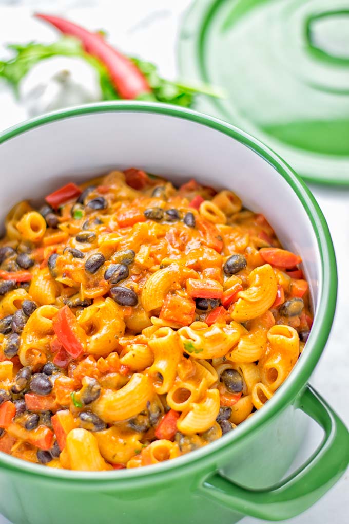 This One Pot Chili Mac & Cheese is super easy to make. It’s insanely creamy, vegan, gluten free and ready in 20 minutes on the table. If you’re looking for easy one pot meals that the whole family will love try it now and learn how easy meal preparation, dinner, lunch, work lunches and more can be. #vegan #glutenfree #vegetarian #dairyfree #onepotmeals #contentednesscooking #lunch #dinner #worklunchideas #mealprep #chilimacandcheese