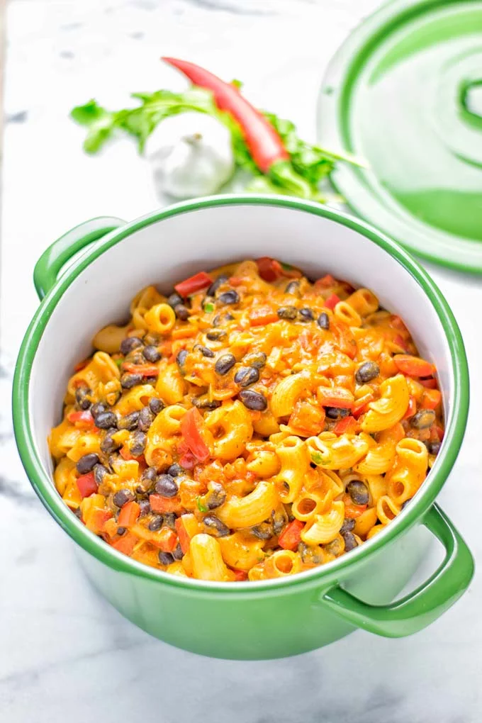 This One Pot Chili Mac & Cheese is super easy to make. It’s insanely creamy, vegan, gluten free and ready in 20 minutes on the table. If you’re looking for easy one pot meals that the whole family will love try it now and learn how easy meal preparation, dinner, lunch, work lunches and more can be. #vegan #glutenfree #vegetarian #dairyfree #onepotmeals #contentednesscooking #lunch #dinner #worklunchideas #mealprep #chilimacandcheese