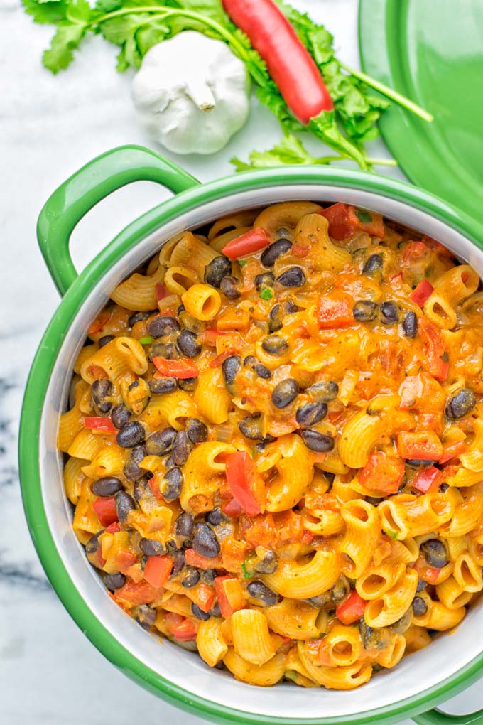 This One Pot Chili Mac & Cheese is super easy to make. It’s insanely creamy, vegan, gluten free and ready in 20 minutes on the table. If you’re looking for easy one pot meals that the whole family will love try it now and learn how easy meal preparation, dinner, lunch, work lunches and more can be. #vegan #glutenfree #vegetarian #dairyfree #onepotmeals #contentednesscooking #lunch #dinner #worklunchideas #mealprep #chilimacandcheese