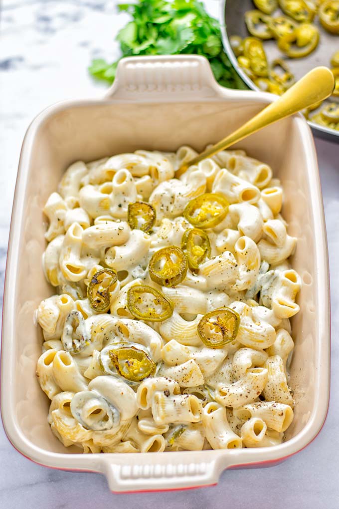 This Jalapeno Mac and Cheese is super easy to make and in 15 minutes on the table! It’s creamy and perfectly spicy and entirely vegan, gluten free. An amazing option for dinner, lunch, meal prep, work lunch and so much more that the whole family will love. Try it for yourself and know this will be a staple in any house. #vegan #dairyfree #glutenfree #contentednesscooking #macandcheese #jalapeno #dinner #lunch #mealprep #worklunchideas #15minutemeals #familyfood #comfortfood 