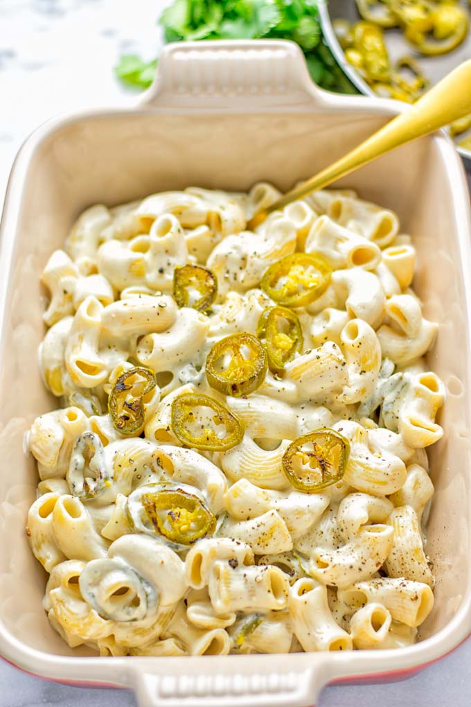 This Jalapeno Mac and Cheese is super easy to make and in 15 minutes on the table! It’s creamy and perfectly spicy and entirely vegan, gluten free. An amazing option for dinner, lunch, meal prep, work lunch and so much more that the whole family will love. Try it for yourself and know this will be a staple in any house. #vegan #dairyfree #glutenfree #contentednesscooking #macandcheese #jalapeno #dinner #lunch #mealprep #worklunchideas #15minutemeals #familyfood #comfortfood 
