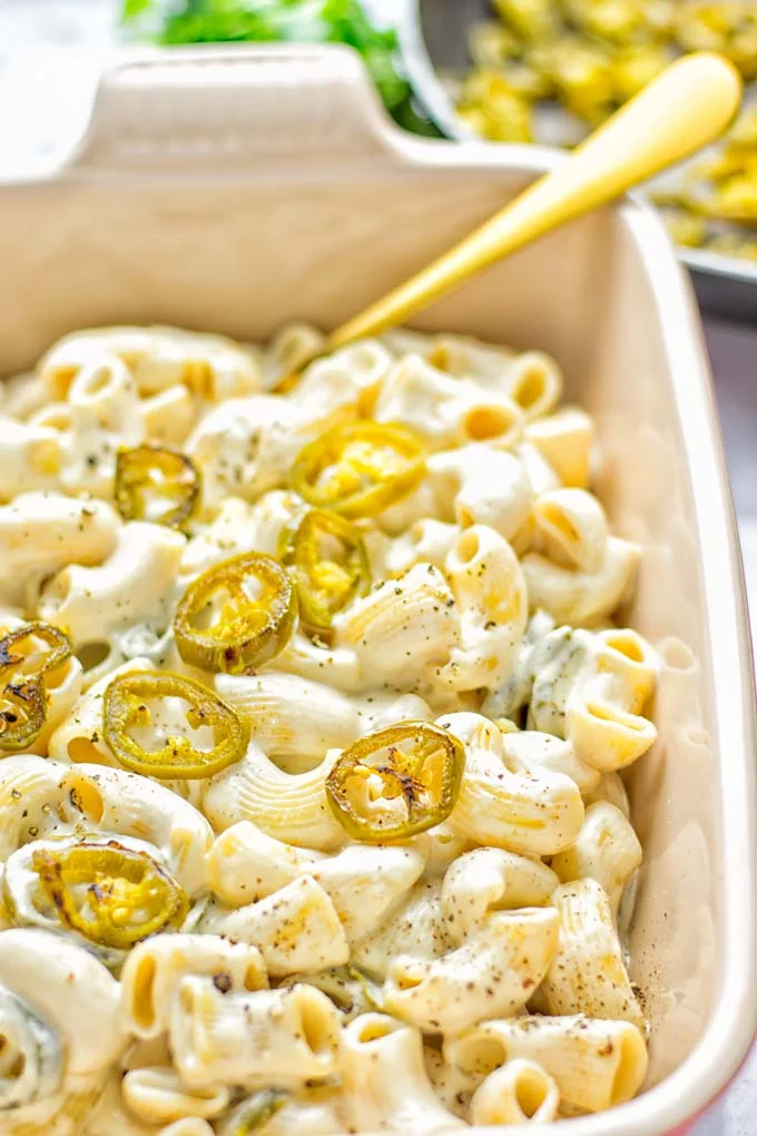 This Jalapeno Mac and Cheese is super easy to make and in 15 minutes on the table! It’s creamy and perfectly spicy and entirely vegan, gluten free. An amazing option for dinner, lunch, meal prep, work lunch and so much more that the whole family will love. Try it for yourself and know this will be a staple in any house. #vegan #dairyfree #glutenfree #contentednesscooking #macandcheese #jalapeno #dinner #lunch #mealprep #worklunchideas #15minutemeals #familyfood #comfortfood 