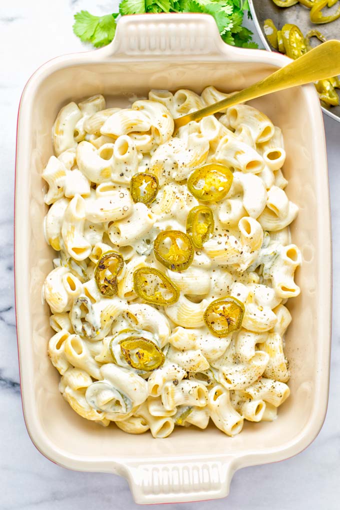 This Jalapeno Mac and Cheese is super easy to make and in 15 minutes on the table! It’s creamy and perfectly spicy and entirely vegan, gluten free. An amazing option for dinner, lunch, meal prep, work lunch and so much more that the whole family will love. Try it for yourself and know this will be a staple in any house. #vegan #dairyfree #glutenfree #contentednesscooking #macandcheese #jalapeno #dinner #lunch #mealprep #worklunchideas #15minutemeals #familyfood #comfortfood 