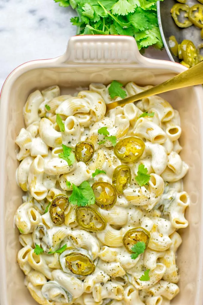 This Jalapeno Mac and Cheese is super easy to make and in 15 minutes on the table! It’s creamy and perfectly spicy and entirely vegan, gluten free. An amazing option for dinner, lunch, meal prep, work lunch and so much more that the whole family will love. Try it for yourself and know this will be a staple in any house. #vegan #dairyfree #glutenfree #contentednesscooking #macandcheese #jalapeno #dinner #lunch #mealprep #worklunchideas #15minutemeals #familyfood #comfortfood 