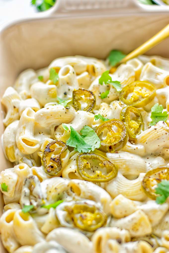 This Jalapeno Mac and Cheese is super easy to make and in 15 minutes on the table! It’s creamy and perfectly spicy and entirely vegan, gluten free. An amazing option for dinner, lunch, meal prep, work lunch and so much more that the whole family will love. Try it for yourself and know this will be a staple in any house. #vegan #dairyfree #glutenfree #contentednesscooking #macandcheese #jalapeno #dinner #lunch #mealprep #worklunchideas #15minutemeals #familyfood #comfortfood 