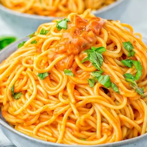 This Instant Pot Spaghetti with Simple Tomato Sauce is naturally vegan, gluten free and will be an instant hit with your family. It’s super easy to make in the instant pot in no time, even the pickiest kids will love this. An amazing dairy free alternative for dinner, lunch, meal prep and so much more. #vegan #dairyfree #glutenfree #instantpot #vegetarian #contentednesscooking #instantpotspaghetti #dinner #lunch #mealprep #familydinnerideas