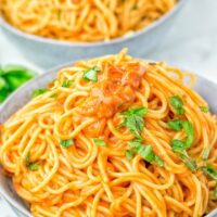 This Instant Pot Spaghetti with Simple Tomato Sauce is naturally vegan, gluten free and will be an instant hit with your family. It’s super easy to make in the instant pot in no time, even the pickiest kids will love this. An amazing dairy free alternative for dinner, lunch, meal prep and so much more. #vegan #dairyfree #glutenfree #instantpot #vegetarian #contentednesscooking #instantpotspaghetti #dinner #lunch #mealprep #familydinnerideas