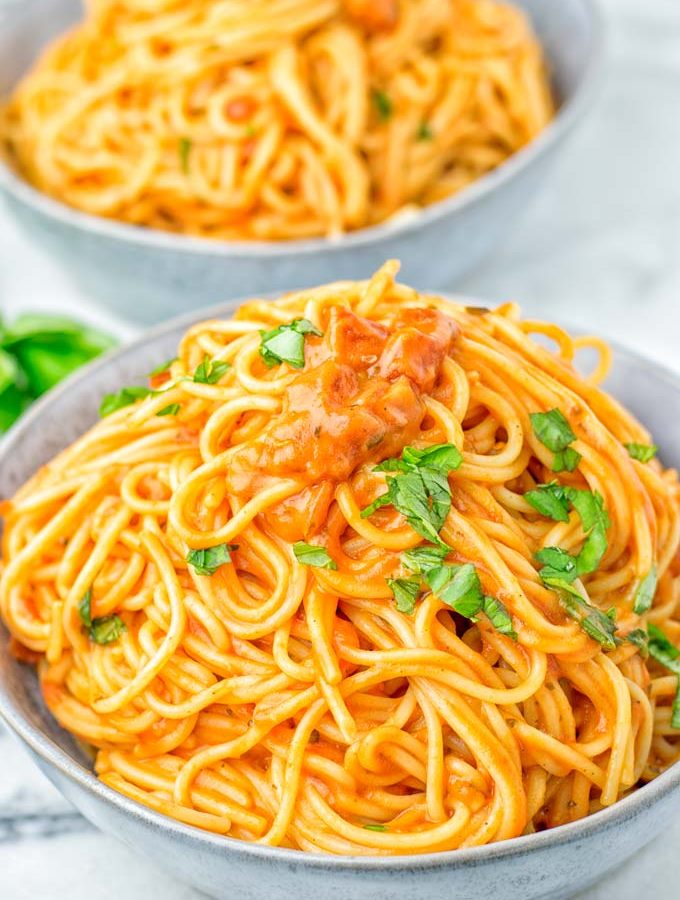 This Instant Pot Spaghetti with Simple Tomato Sauce is naturally vegan, gluten free and will be an instant hit with your family. It’s super easy to make in the instant pot in no time, even the pickiest kids will love this. An amazing dairy free alternative for dinner, lunch, meal prep and so much more. #vegan #dairyfree #glutenfree #instantpot #vegetarian #contentednesscooking #instantpotspaghetti #dinner #lunch #mealprep #familydinnerideas
