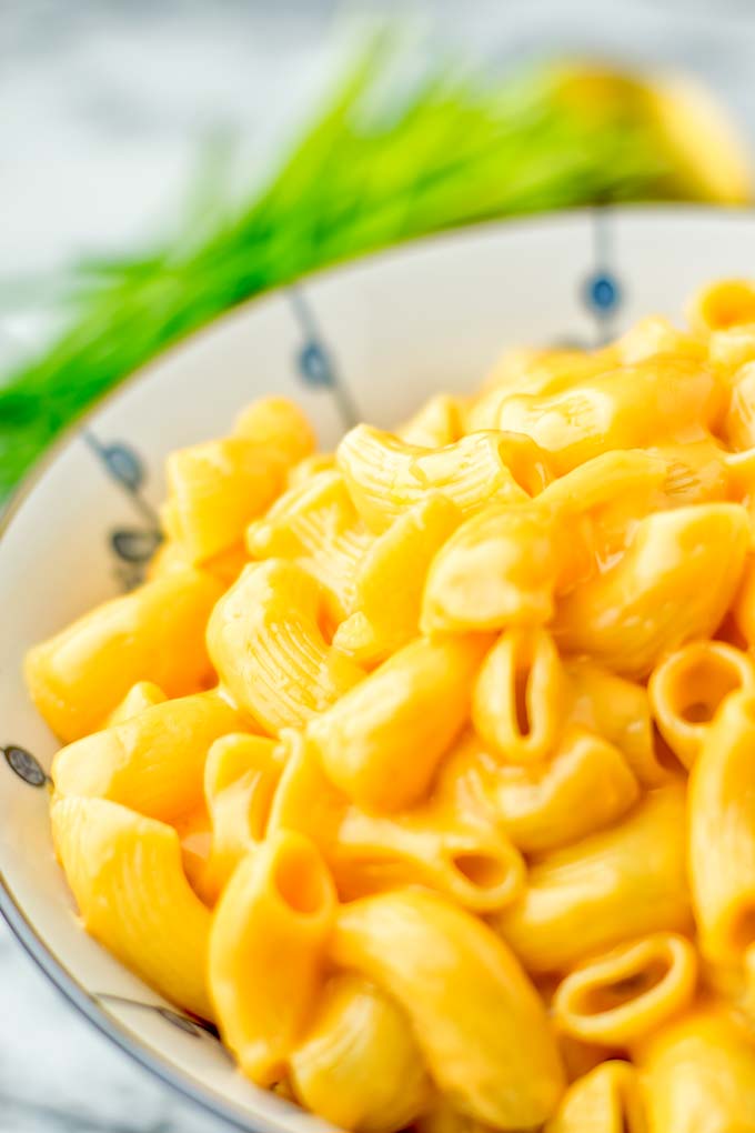 Macaroni pasta soaked in creamy vegan cheese sauce.