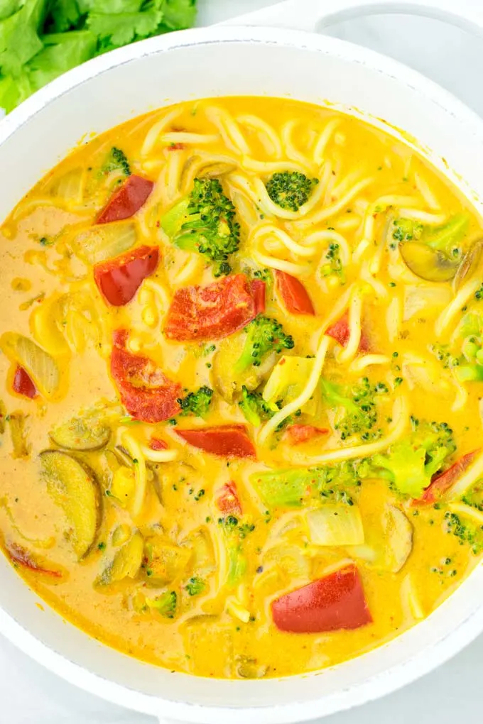 Broccoli, mushrooms, noodles, bell pepper as vegetables in the soup.