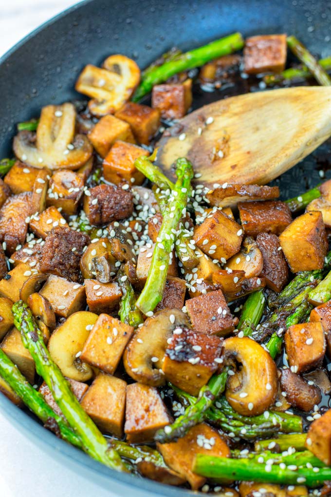 Making a quick and easy family meal with this vegetarian Asparagus Stir Fry. 