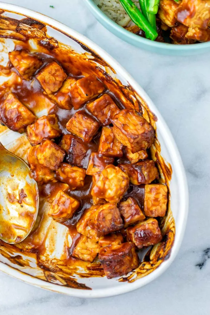 After about 20 minutes in the oven, the tempeh marinated in BBQ sauce is ready.