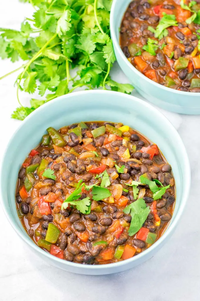 Decorate the chili from the instant pot with fresh cilantro.