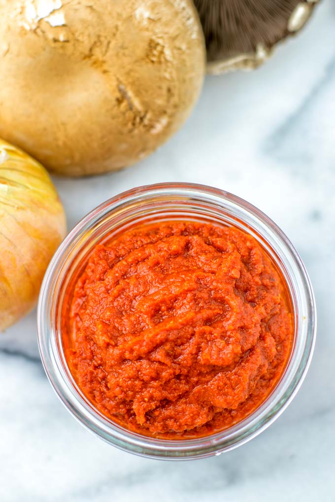 Easy and homemade: This Red Curry paste is naturally vegan, versatile and made with simple ingredients. Amazing for curries, stews, soups for dinner, lunch or meal prep. Also you will find a version without any food processor or blender.