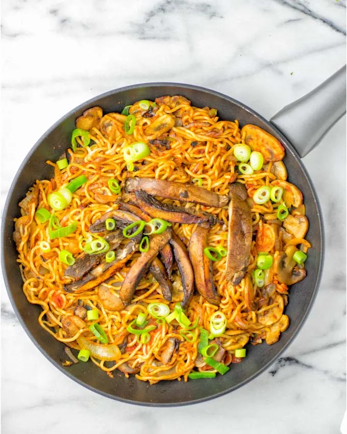 These Spicy Nooldes are texture perfect, naturally vegan and so delicious. Made with 2 sorts of mushrooms, it is a one pot meal that will surely impress everyone, beats takeout in no time, cheap, fresh. Try them and know what I'm talking about.