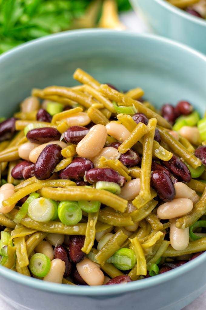 Closeup view of the kidney beans, green beans, and the cannellini beans.