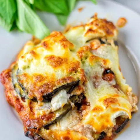 Creamy an delicious vegan Lasagna with eggplant.