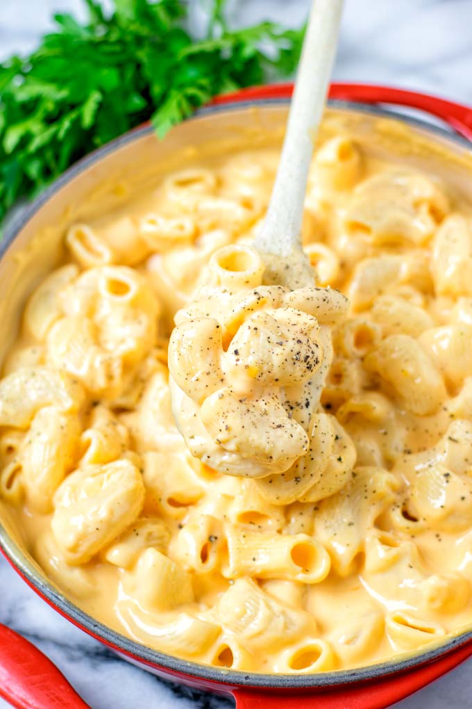 Give some fresh pepper over the Creamy Mac and Cheese for extra flavor.