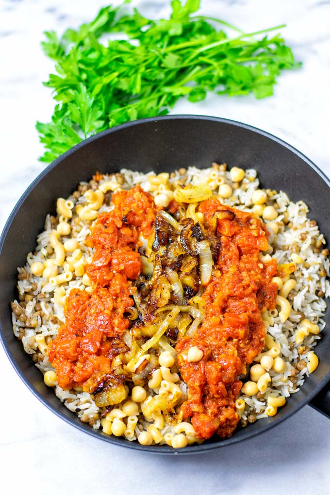 Showing a saucepan with the Koshari.