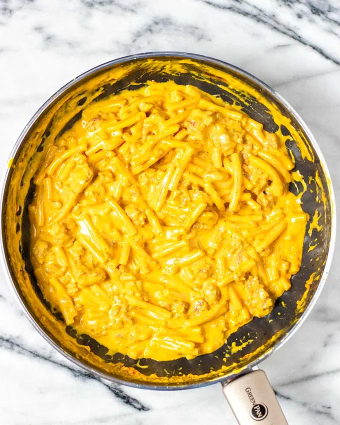 Top view on a frying pan with the creamy Hamburger Helper.