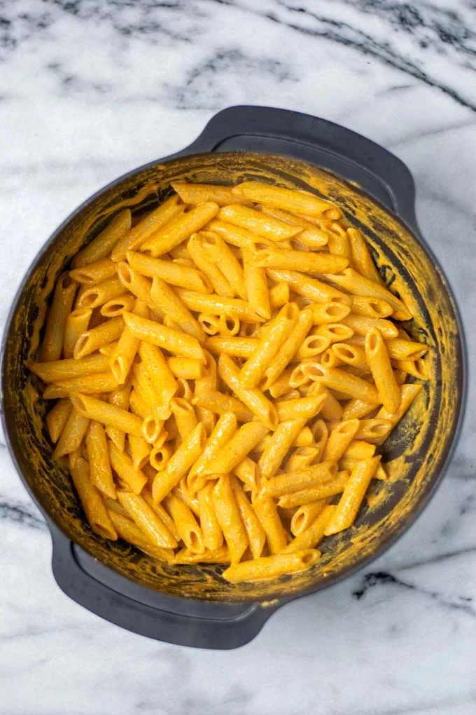 Showing the mixed Sriracha Noodles in a large bowl.