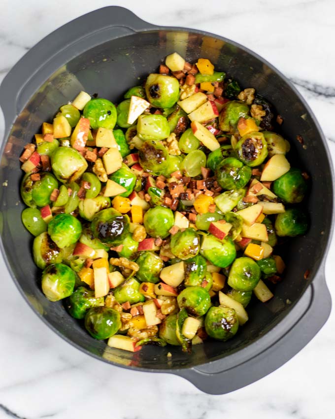 Fullt tossed salad in a large mixing bowl.