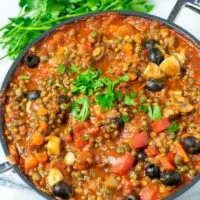 Top view of a pan with the Lentil Cacciatore.