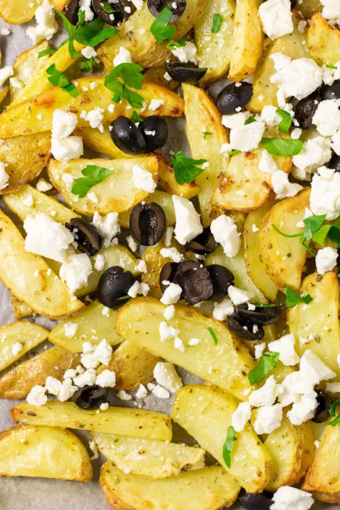 Top view on the toppings of the Greek Fries.