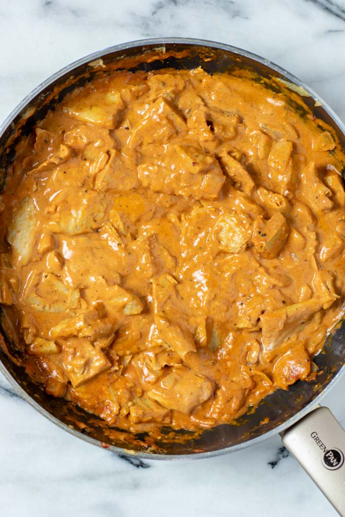 Top view of a pan with the Butter Chicken.