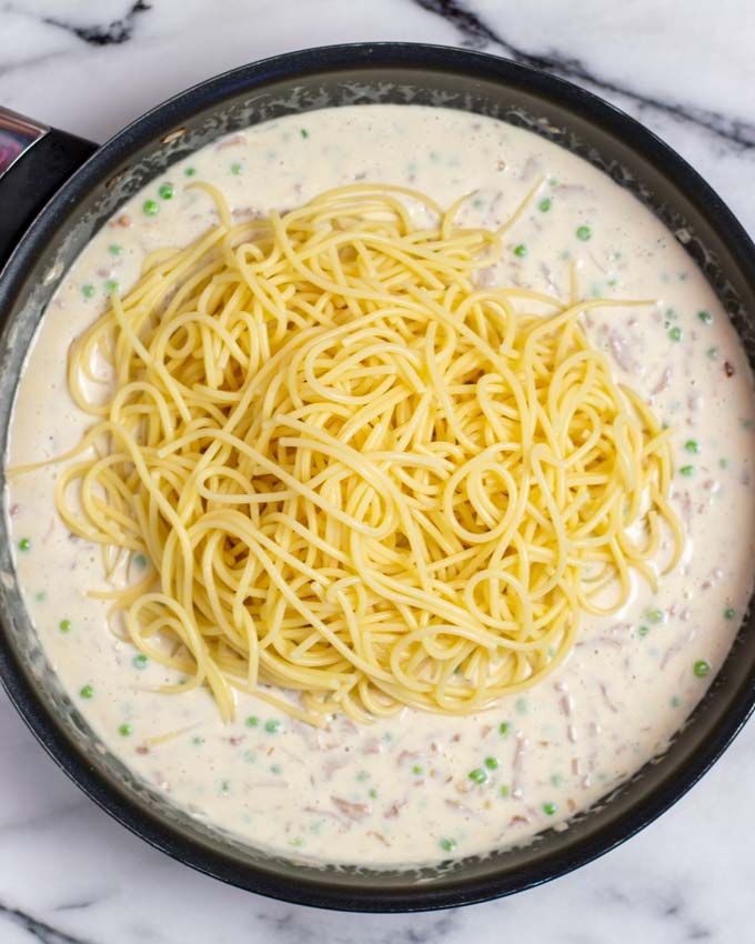 Precooked pasta is given to the pan with the sauce.