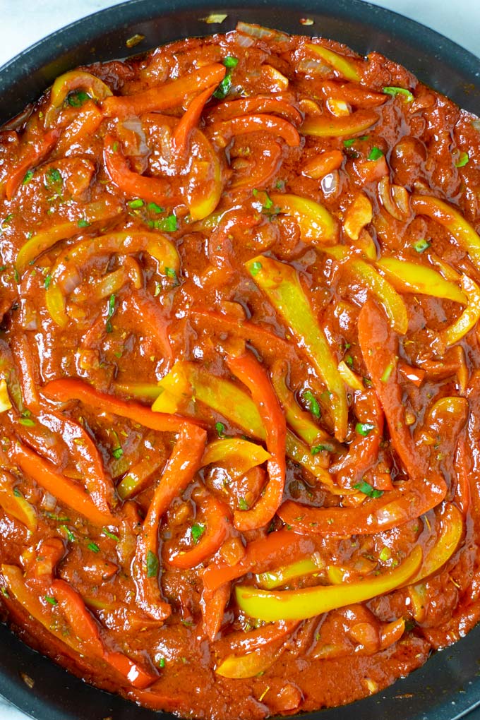 Close up on the Peperonata in the pan.