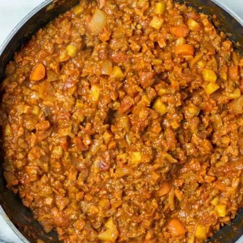 Top view on a frying pan with the Rags Sauce.