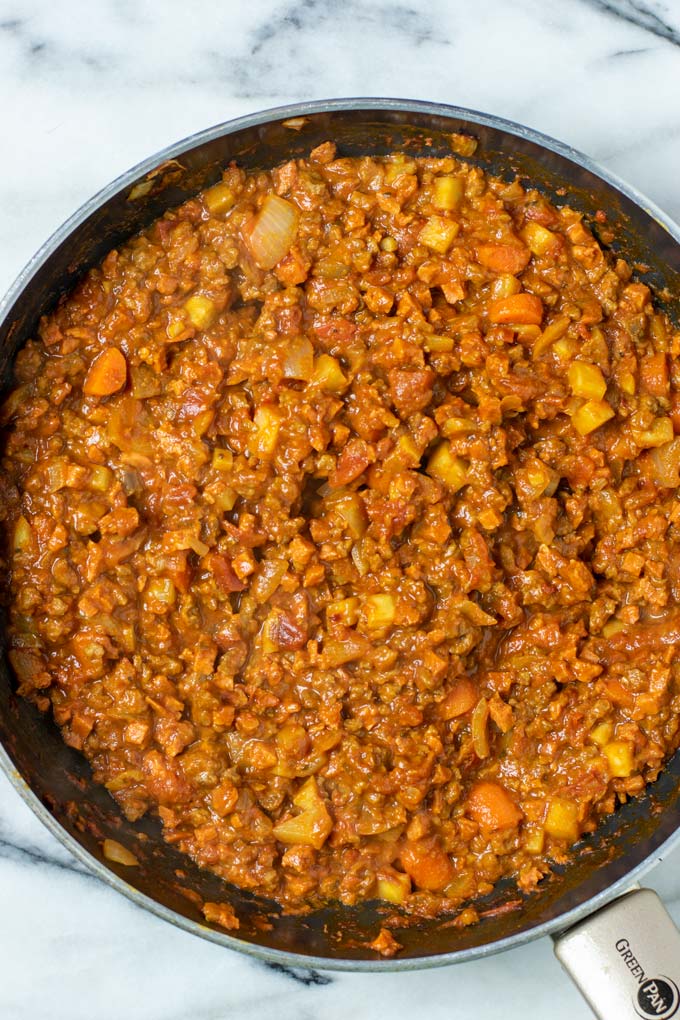 Top view on a frying pan with the Rags Sauce.