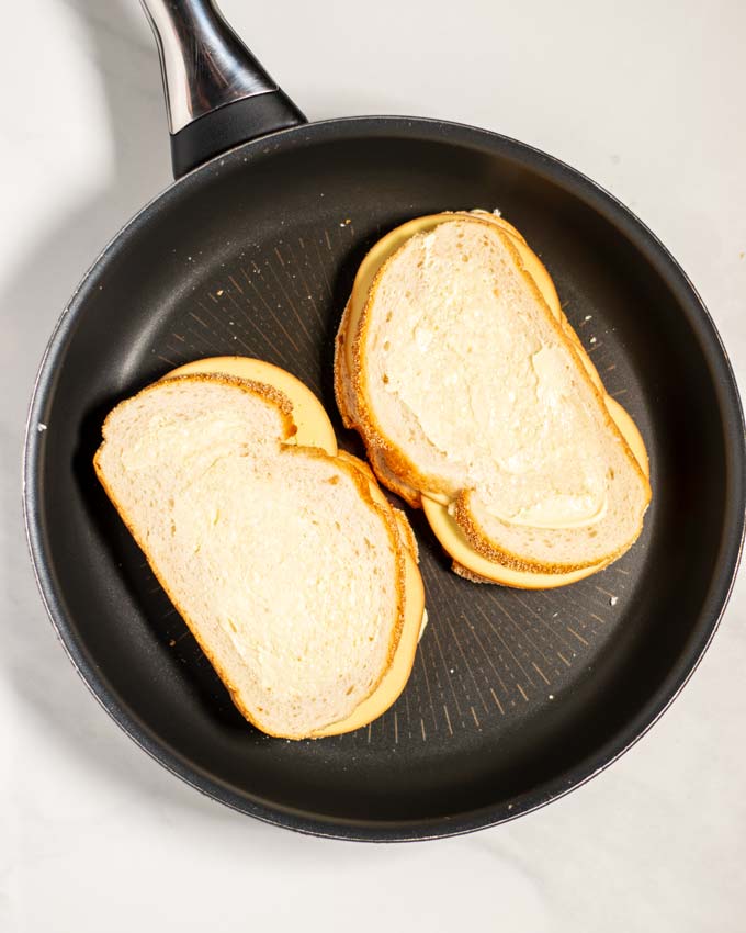 A second layer of bread slices tops the sandwich.