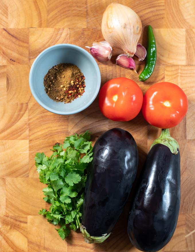 Ingredients needed to make Baingan Bharta collected before preparation.