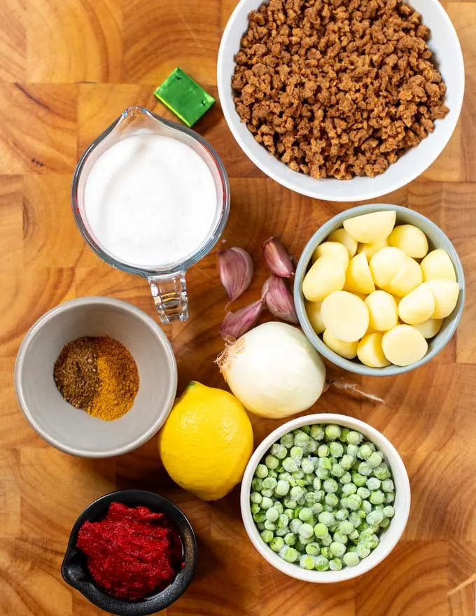 Ingredients needed to make Hawaiian Hamburger Curry are collected before cooking.