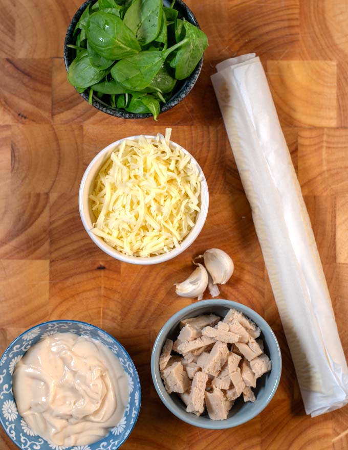 Ingredients needed to make Alfredo Pizza collected before preparation.