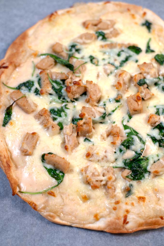 Closeup of the Alfredo Pizza.