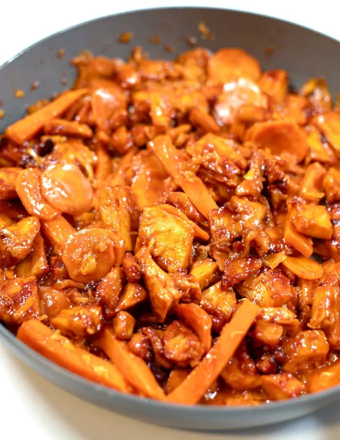 Closeup of Dak Galbi in a pan.