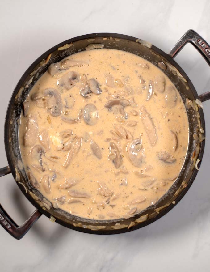 Top view of Chicken Crema in a skillet.
