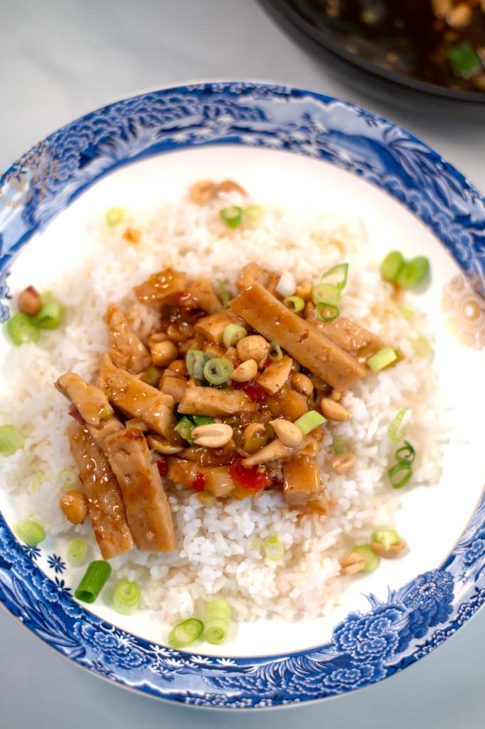 Closeup on a serving of Thai Chicken with white rice.