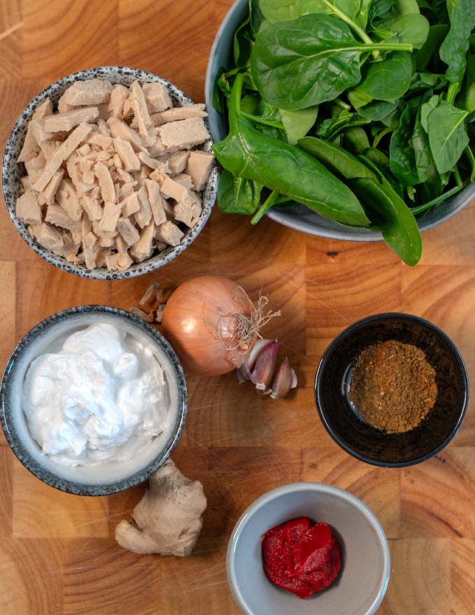 Ingredients needed for making Chicken Spinach Curry.